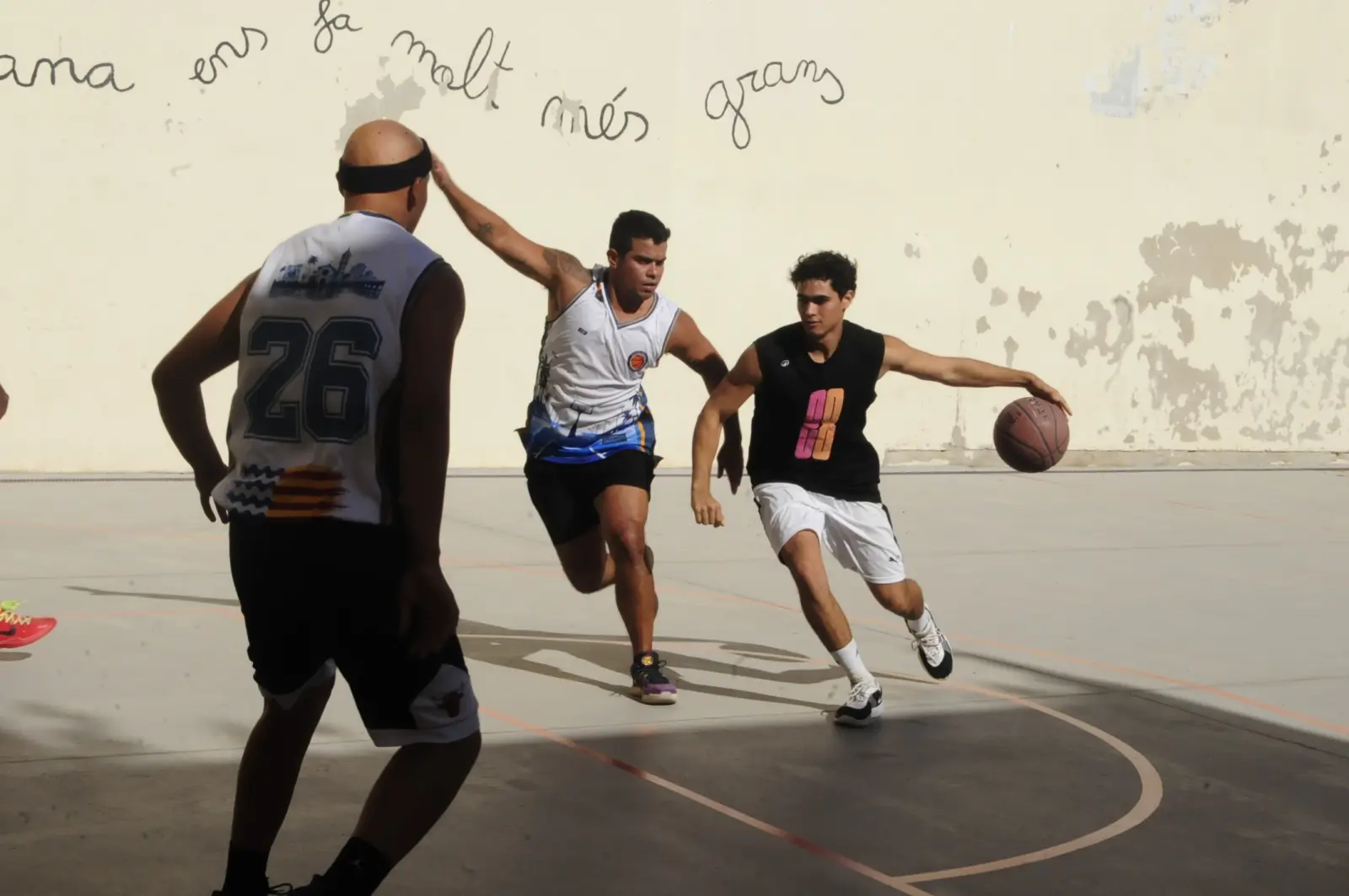 Jugador conduint la pilota cap a cistella