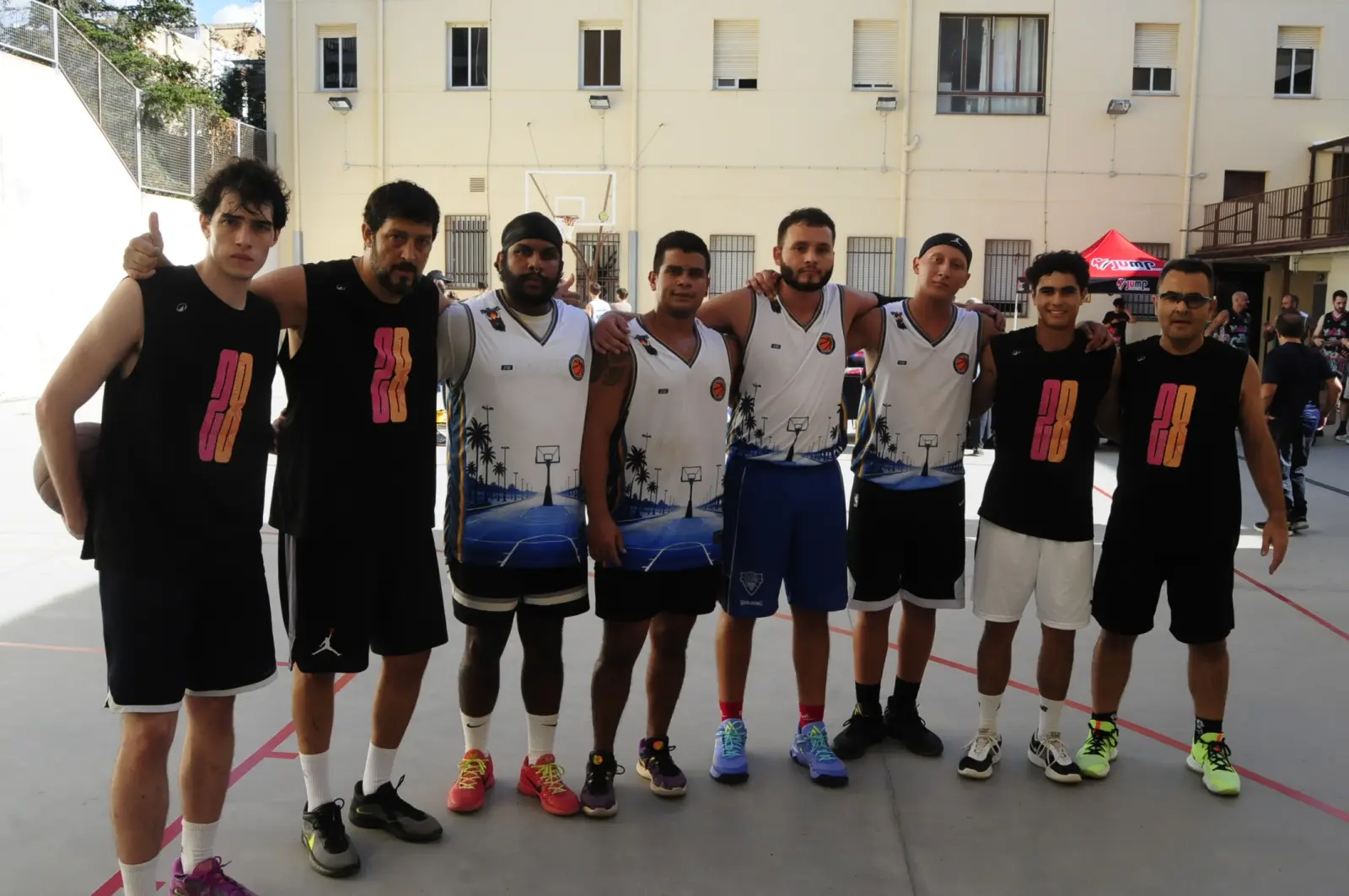 Equip participant amb la senyera de fons