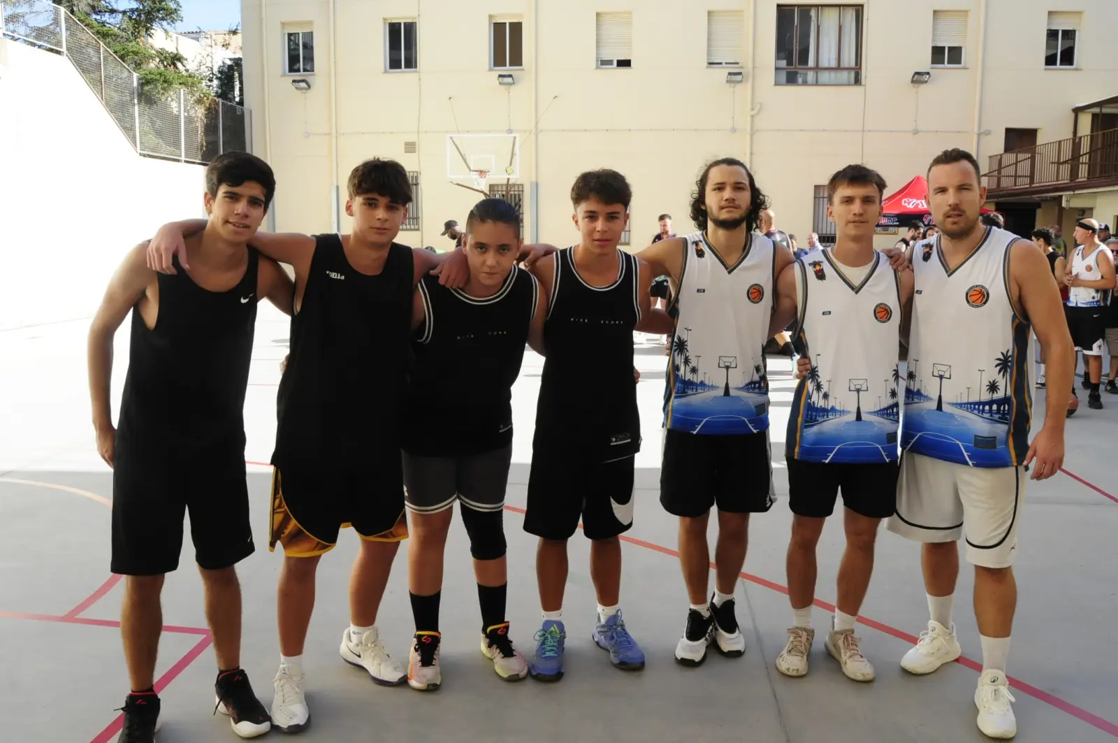 Equip posant sota la cistella