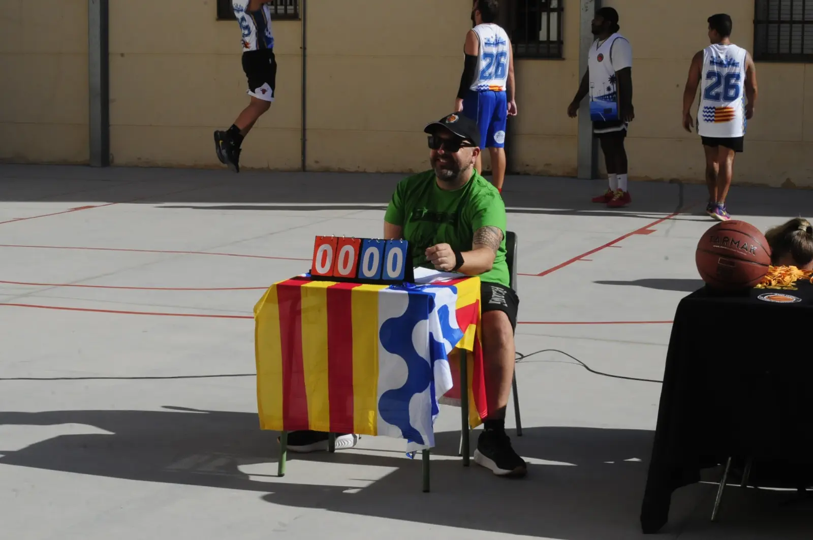 Equip Monstars posant a la pista