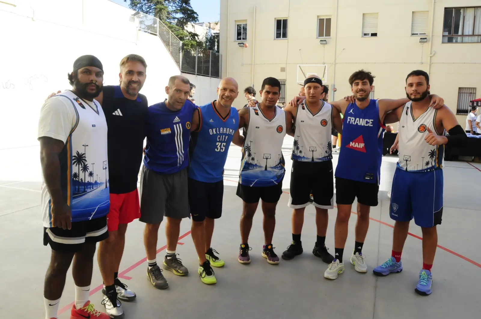 Equip amb la samarreta oficial del torneig