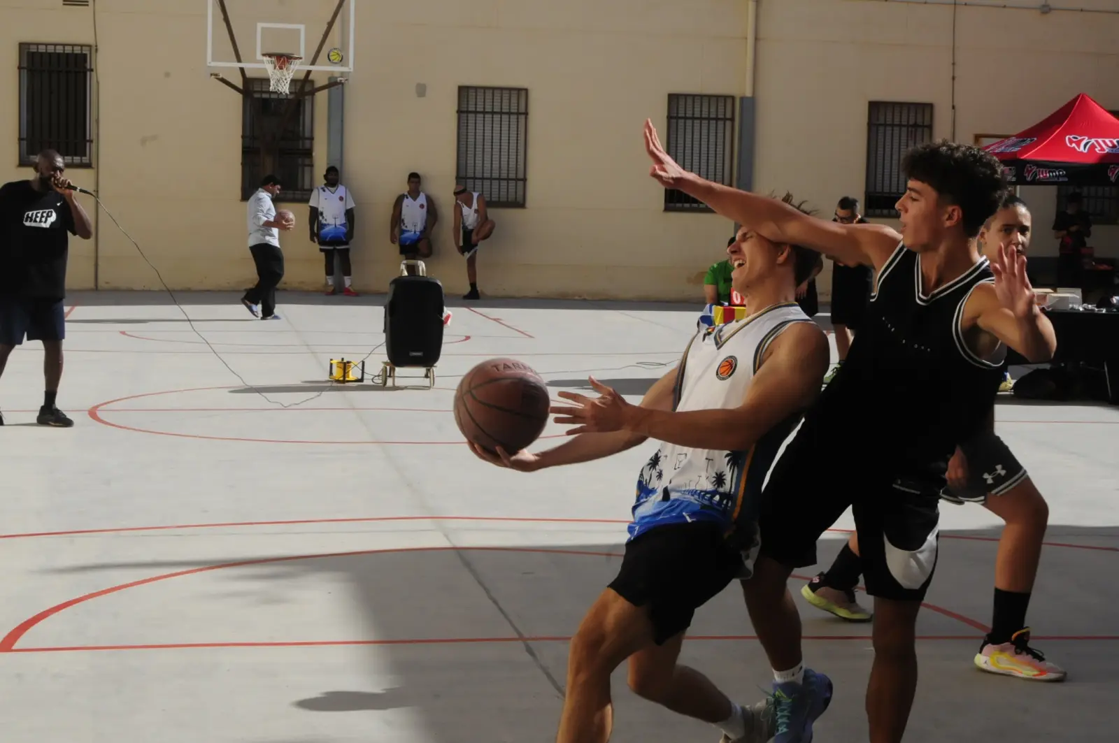 Llançament a cistella durant un partit