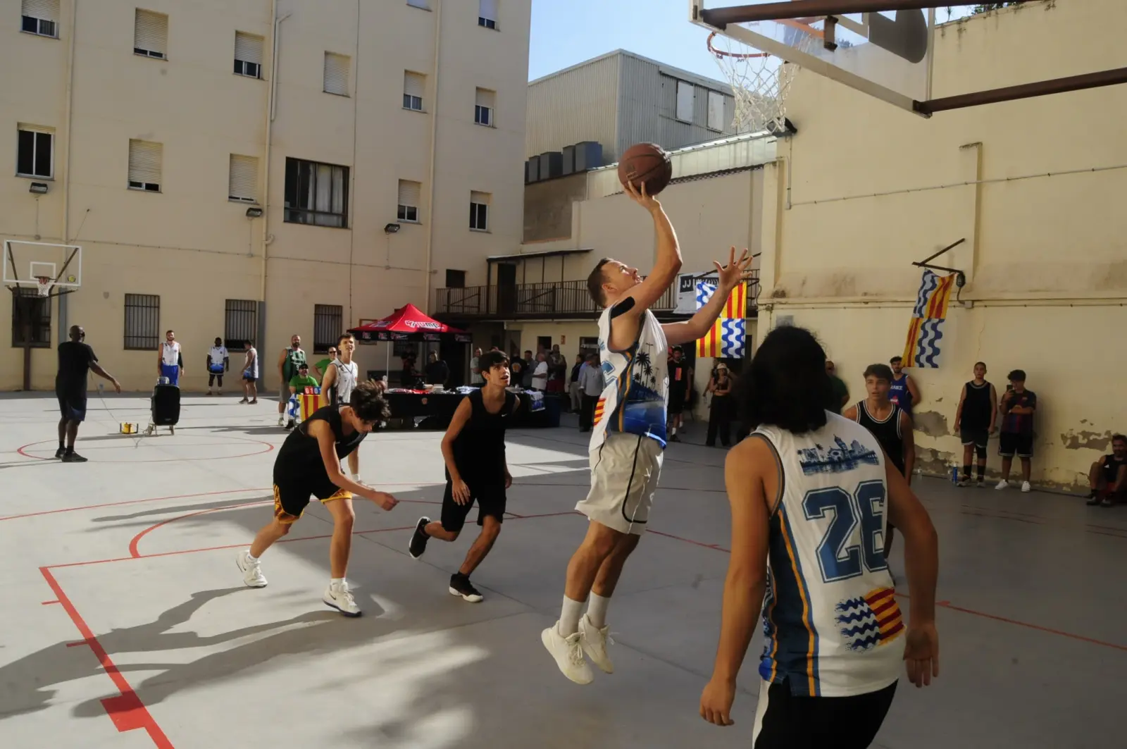 Llançament en suspensió durant un partit del Torneig 3x3