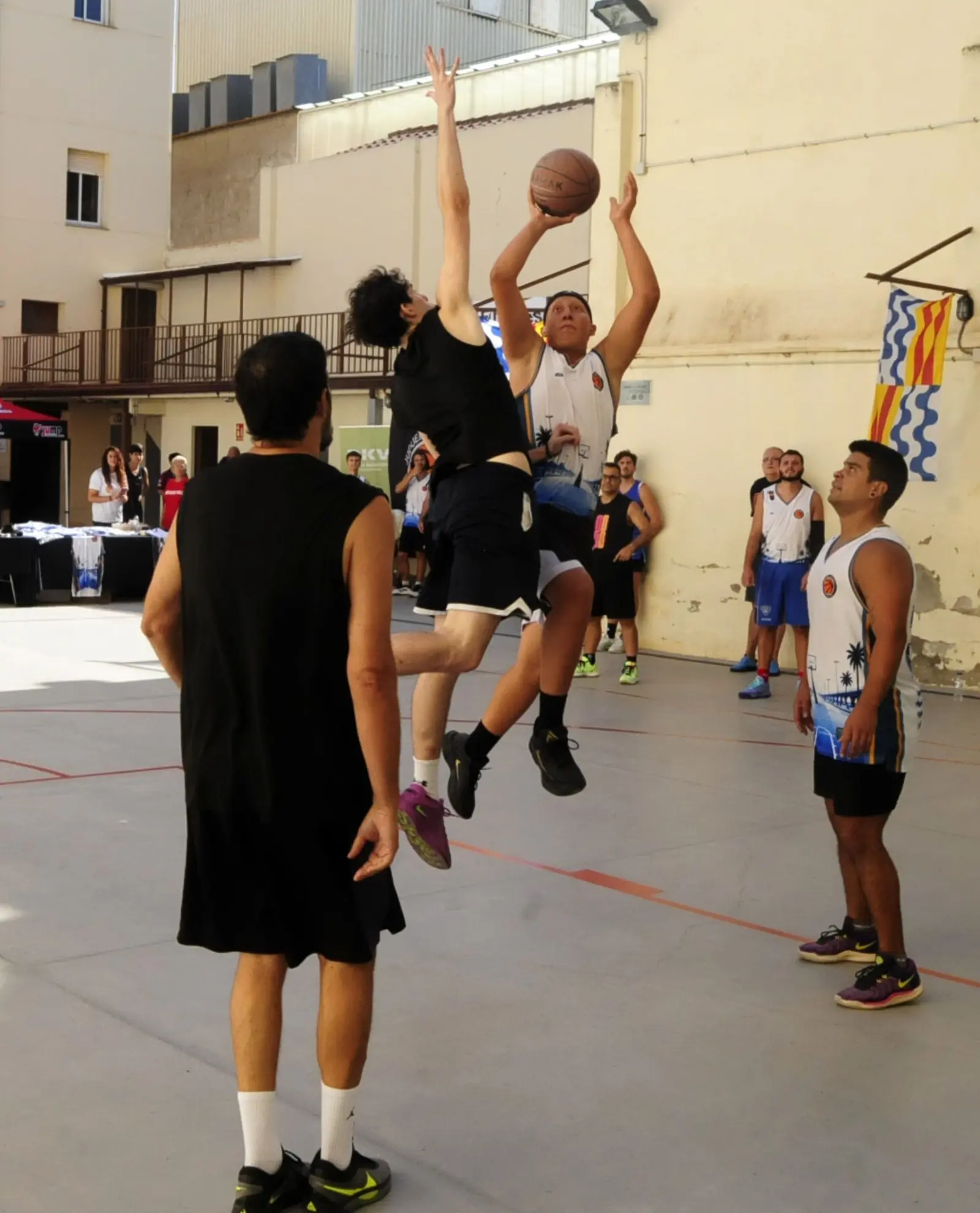 Jugador anotant a safata