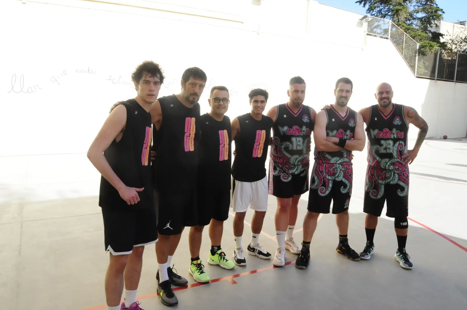 Detall de les samarretes oficials a la parada