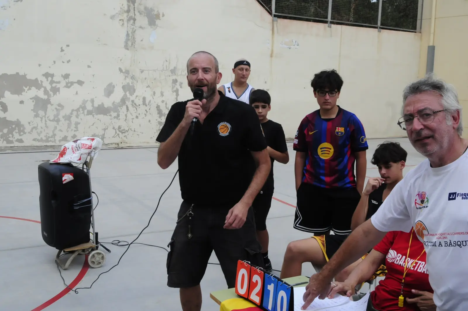 Taula d'anotadors i megafonia durant el torneig