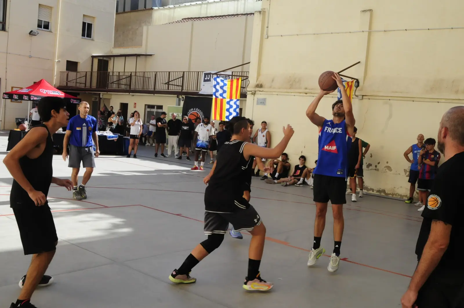 Voluntàries preparant les samarretes del torneig