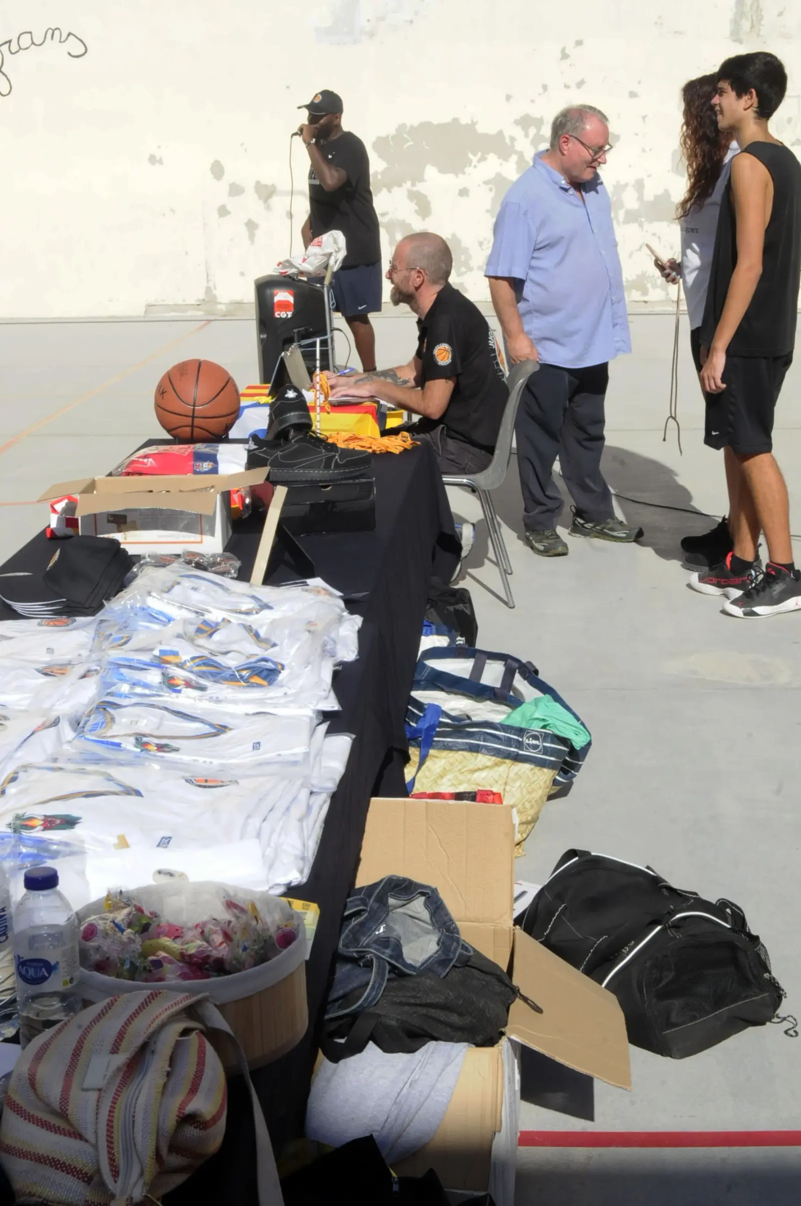 Parada de merchandising amb samarretes i records del torneig