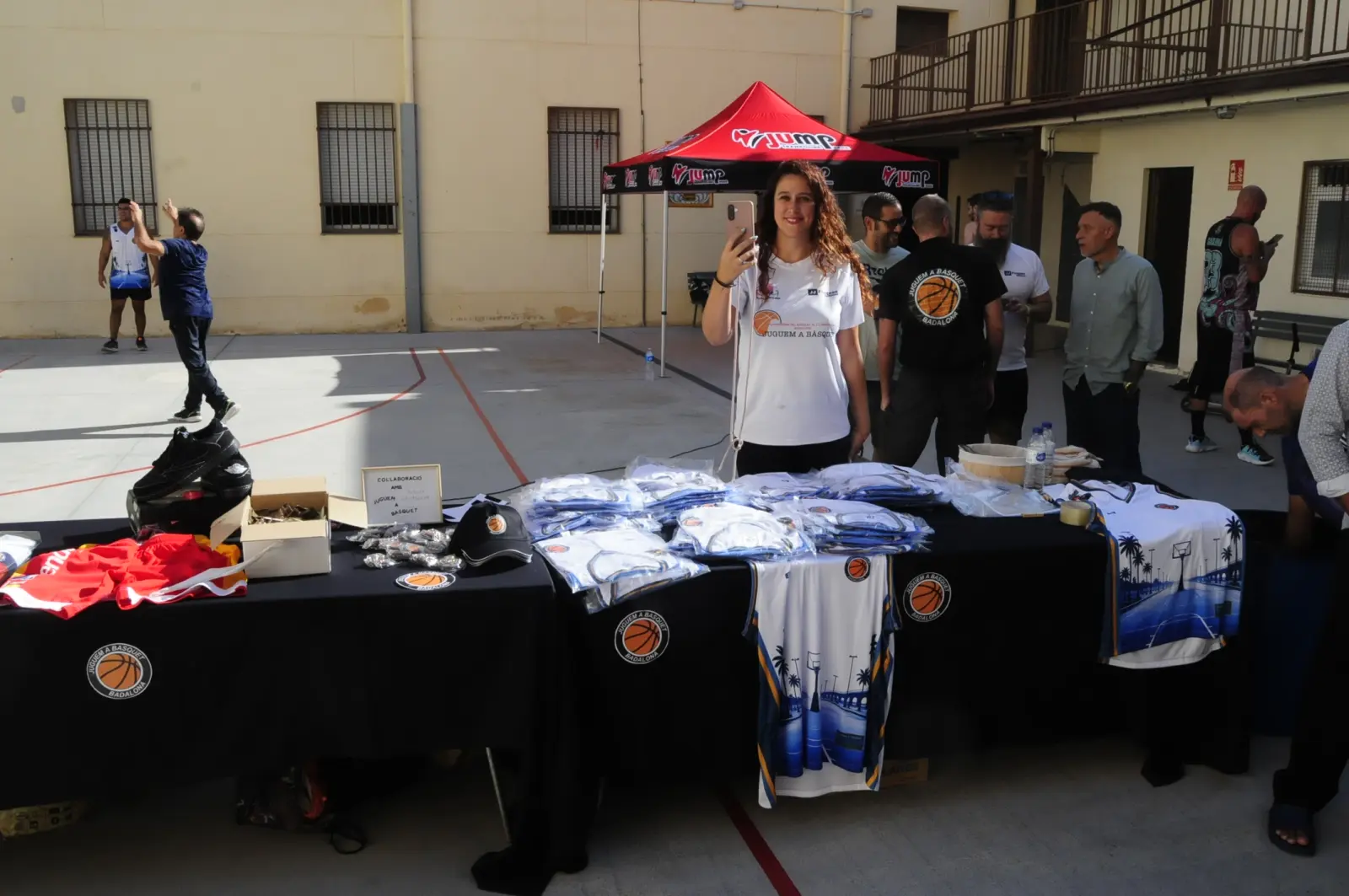 Parada amb les samarretes oficials del torneig