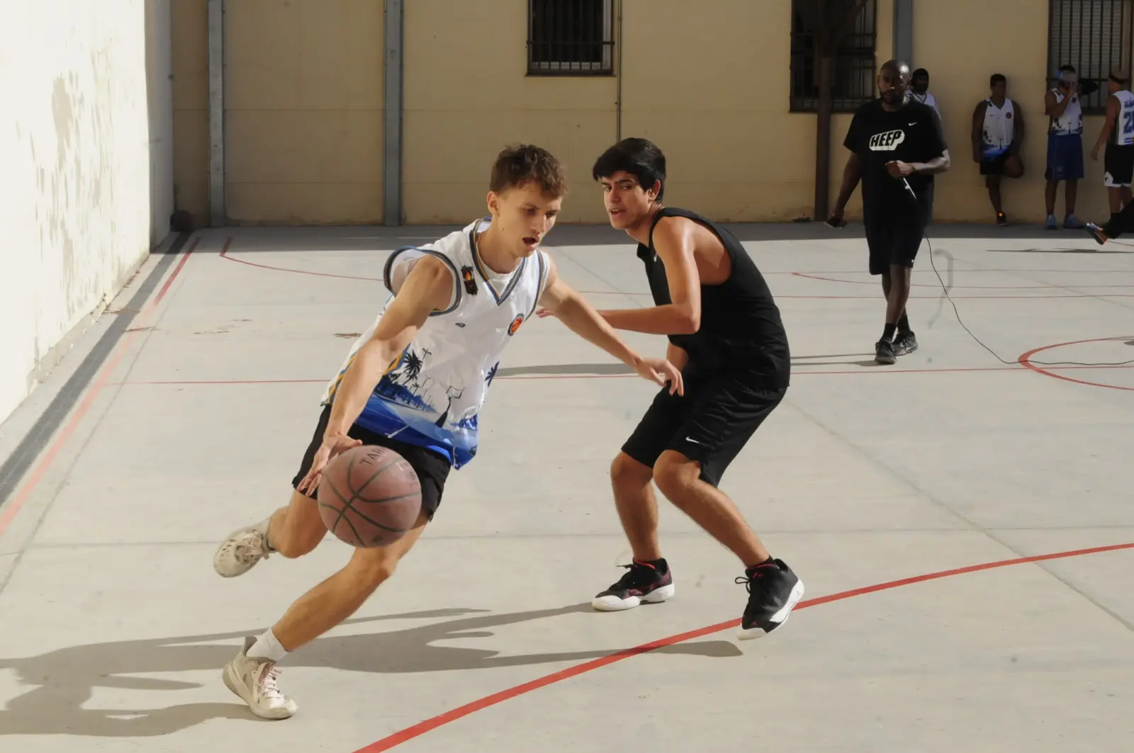 Intent de tir amb defensa a sobre
