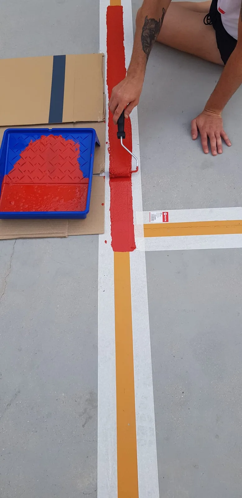 Marcant les línies amb cinta de carrosser