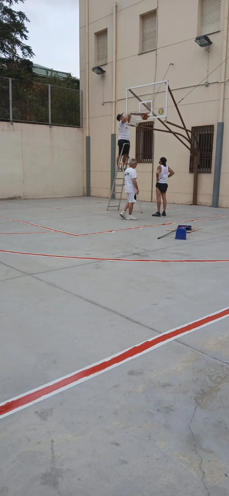 La pista amb la cistella i les primeres línies
