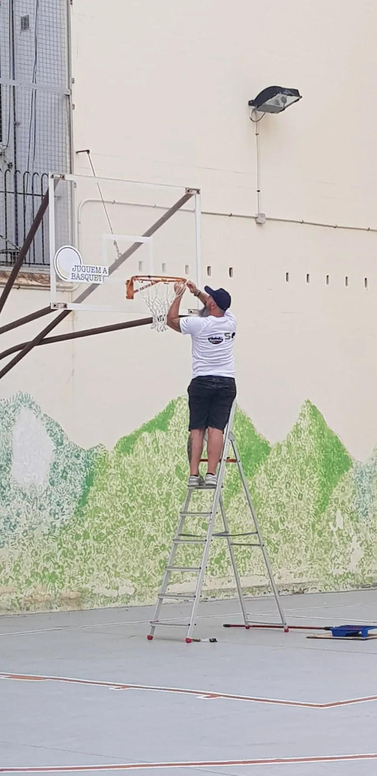 Reparant la cistella des d'una escala